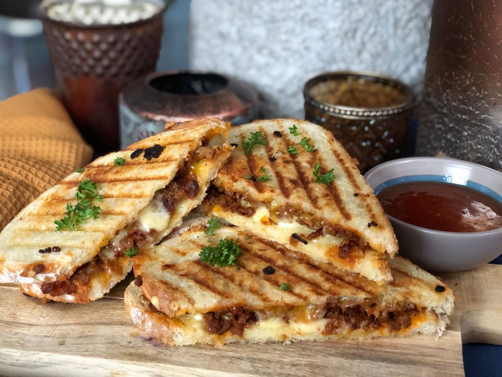 recept zelf een vlamtosti maken met pittig gehakt en gesmolten kaas