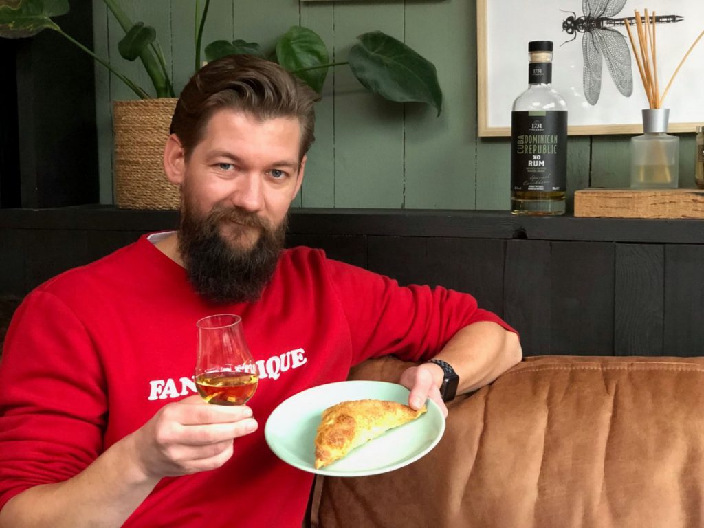 appelflappen met rozijnen in rum geweekt. 