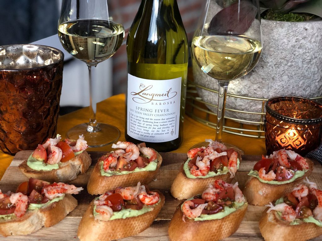 Bruschetta met avocadomousse, rivierkreeftjes en gemarineerde tomaatjes.