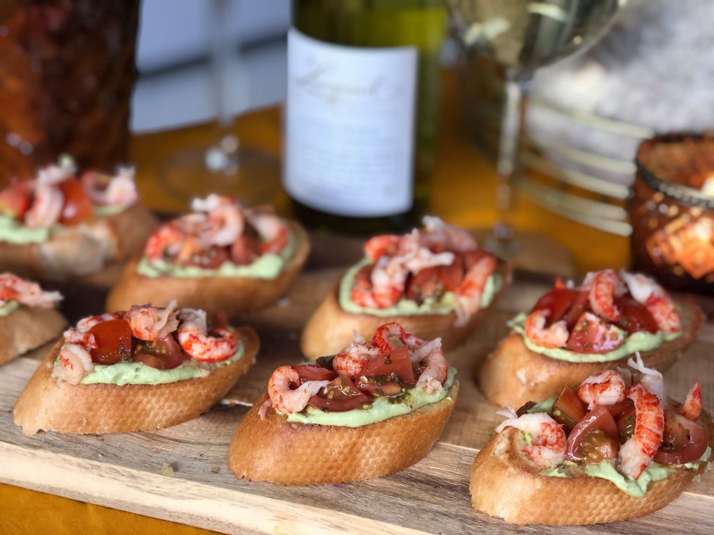 Bruschetta met avocadomousse en rivierkreeftjes