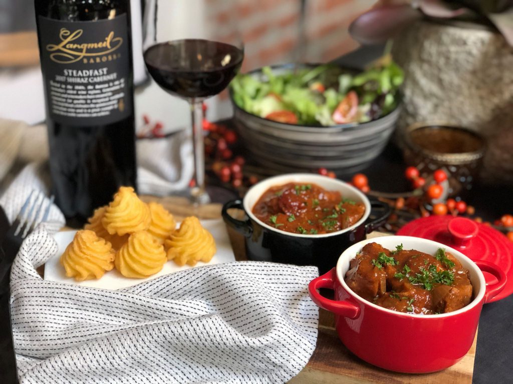 kip in rode wijn gestoofd