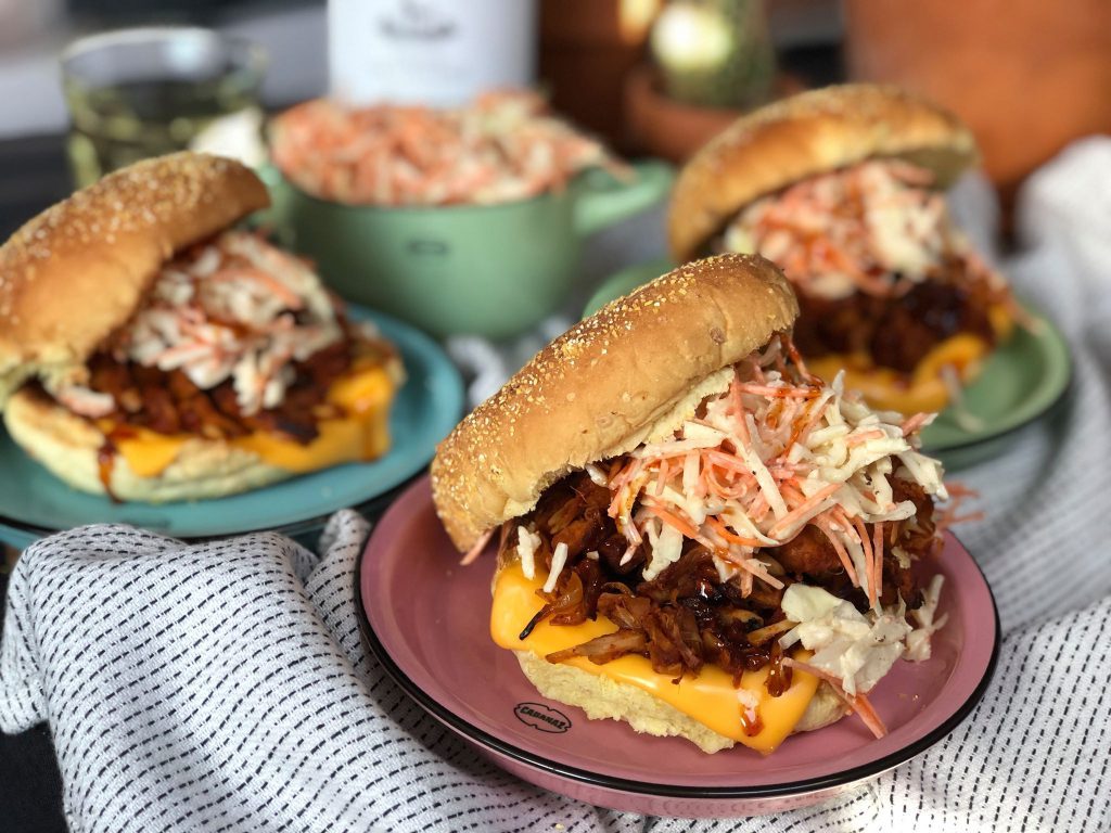 broodje pulled jackfruit met coleslaw en bbq saus