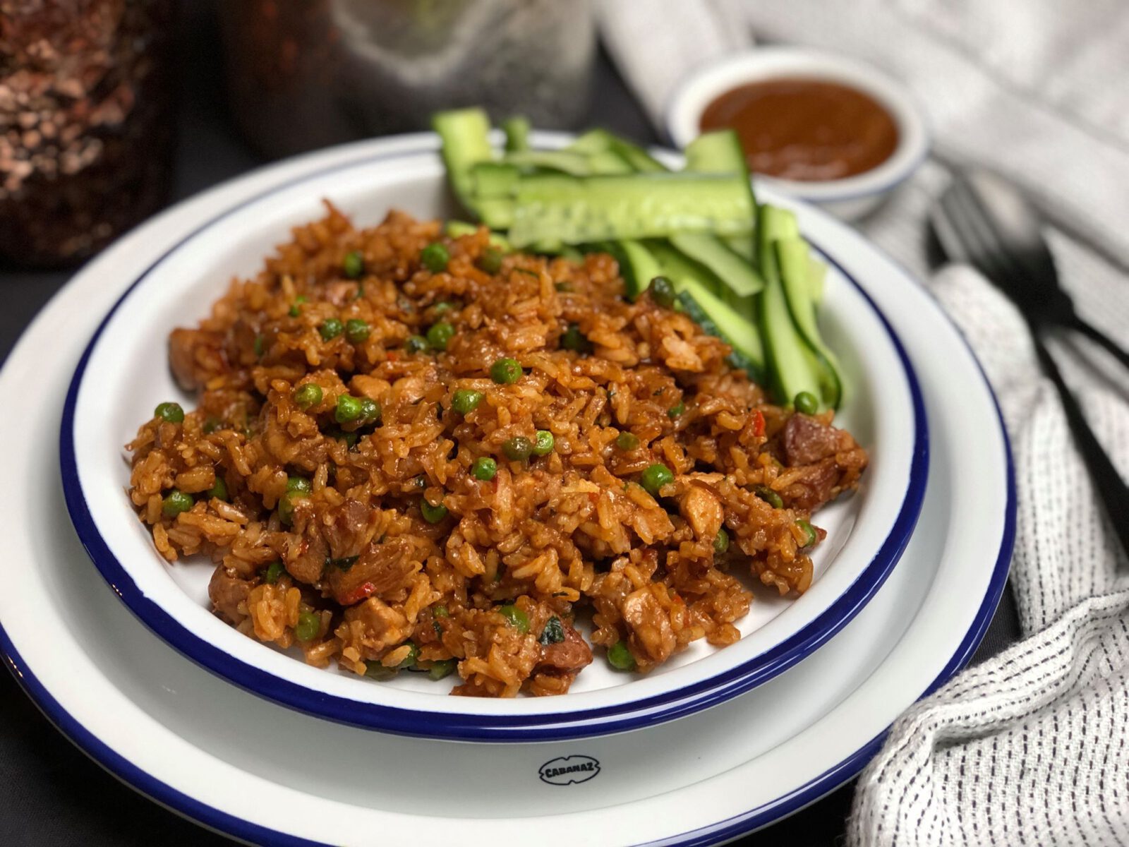 Surinaamse nasi met kip en pindasaus