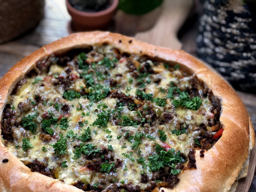 Turks brood gevuld met pittig gehakt