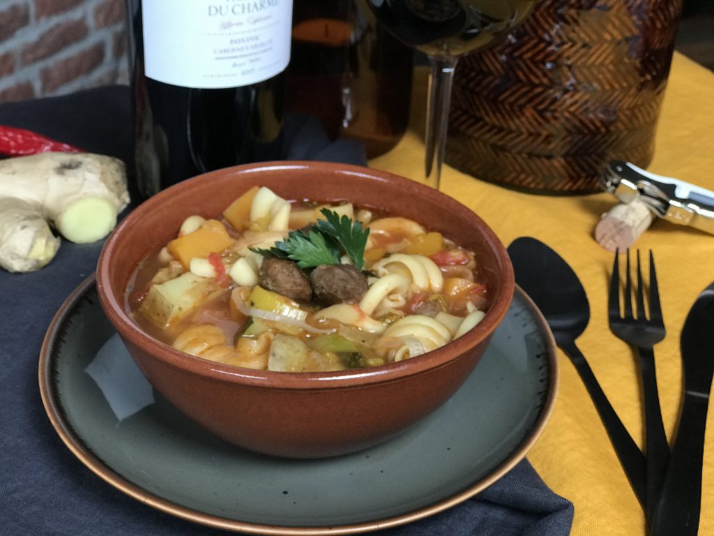 Een heerlijke maaltijdsoep met heel veel groenten 