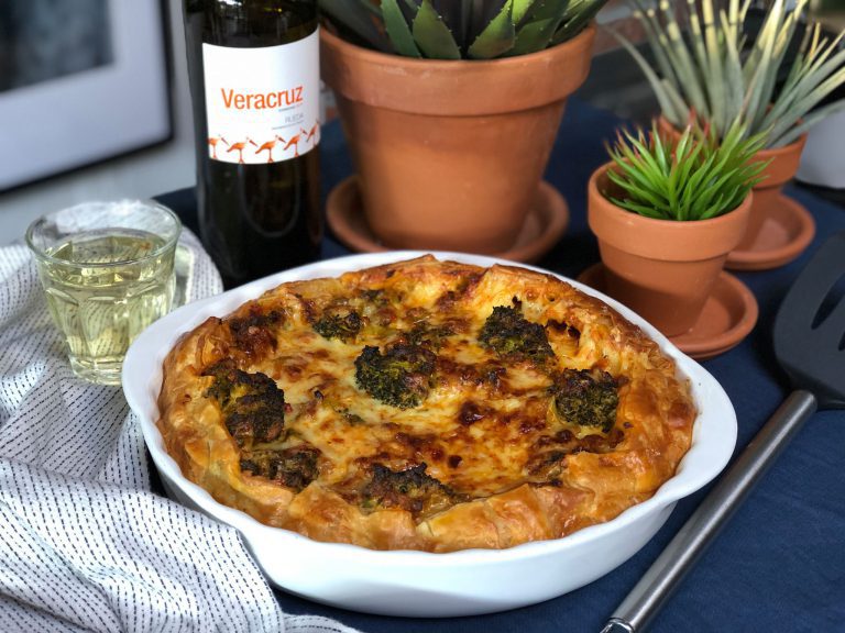 hartige taart met broccoli en paprika