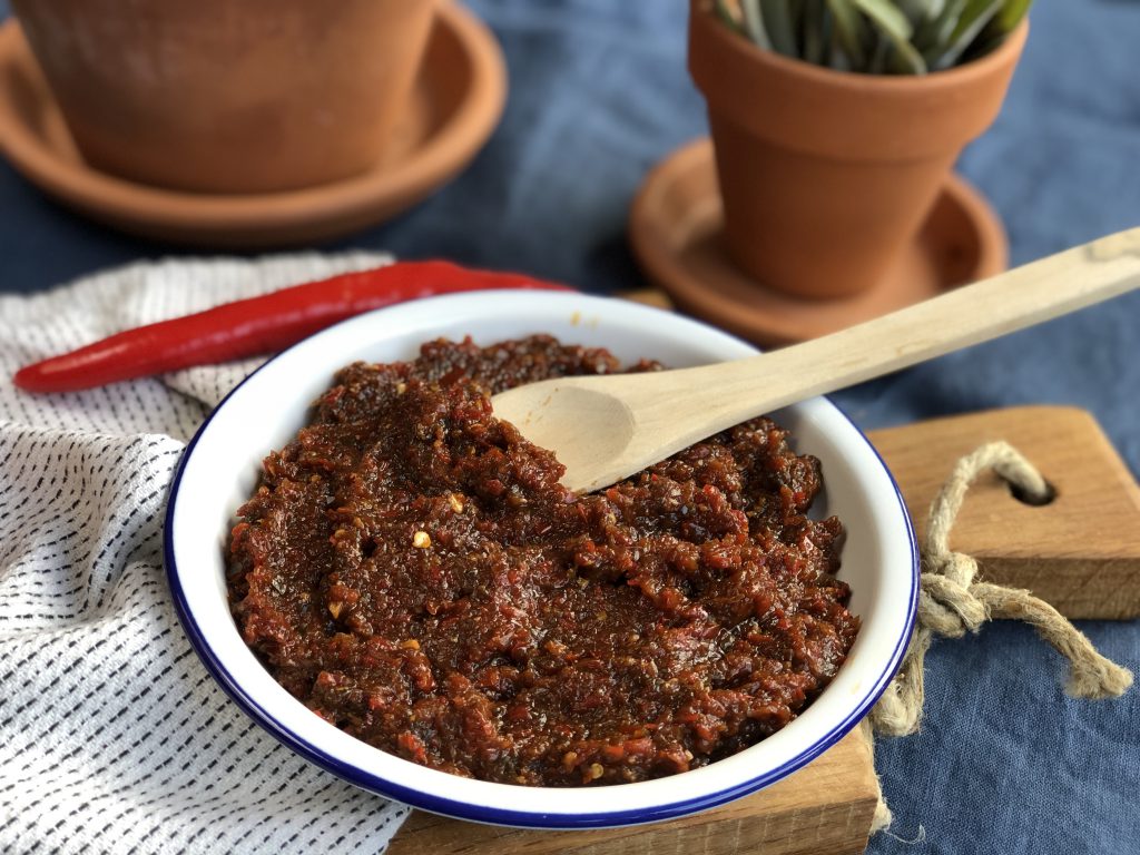 zelf sambal badjak maken, gebakken sambal op bordje met rode pepers