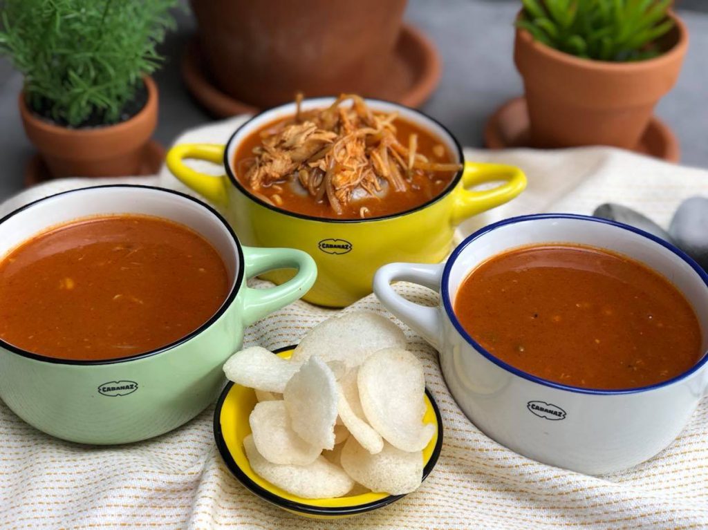 Indonesische tomatensoep met pindakaas en kip