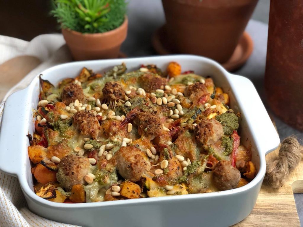 Italiaanse ovenschotel met krieltjes, pesto en pijnboompitten