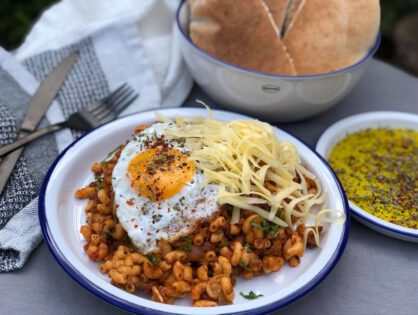 macaroni met gehakt en tomatenpuree geserveerd met kaas en gebakken ei