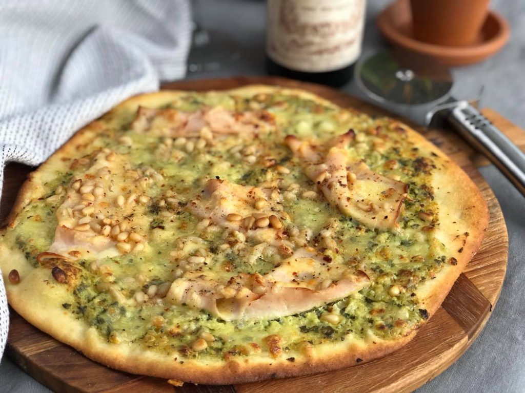 pizza met romige pesto