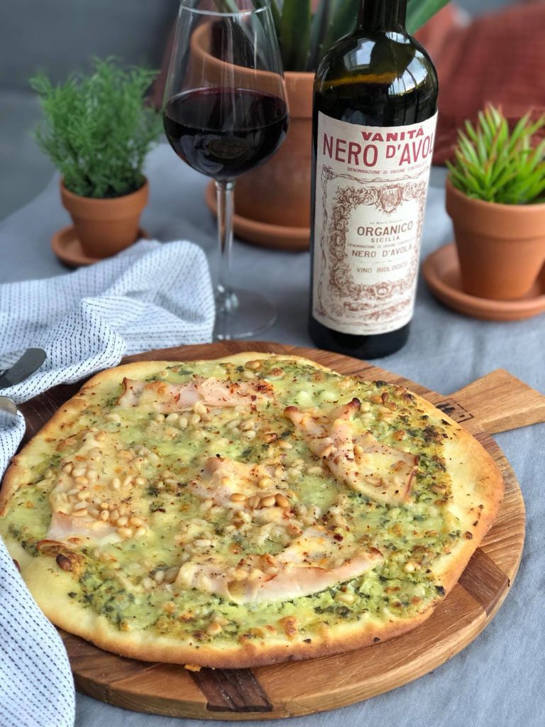 pizza met romige pesto, kipfilet en pijnboompitten