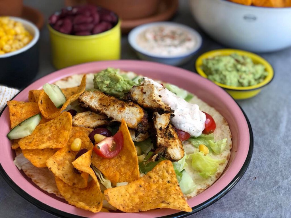 Mexicaanse burrito wraps met gegrilde kip en Mexicaanse dipsaus