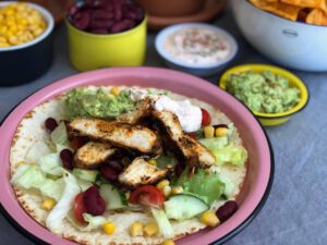 Mexicaanse burrito wraps met gegrilde kip