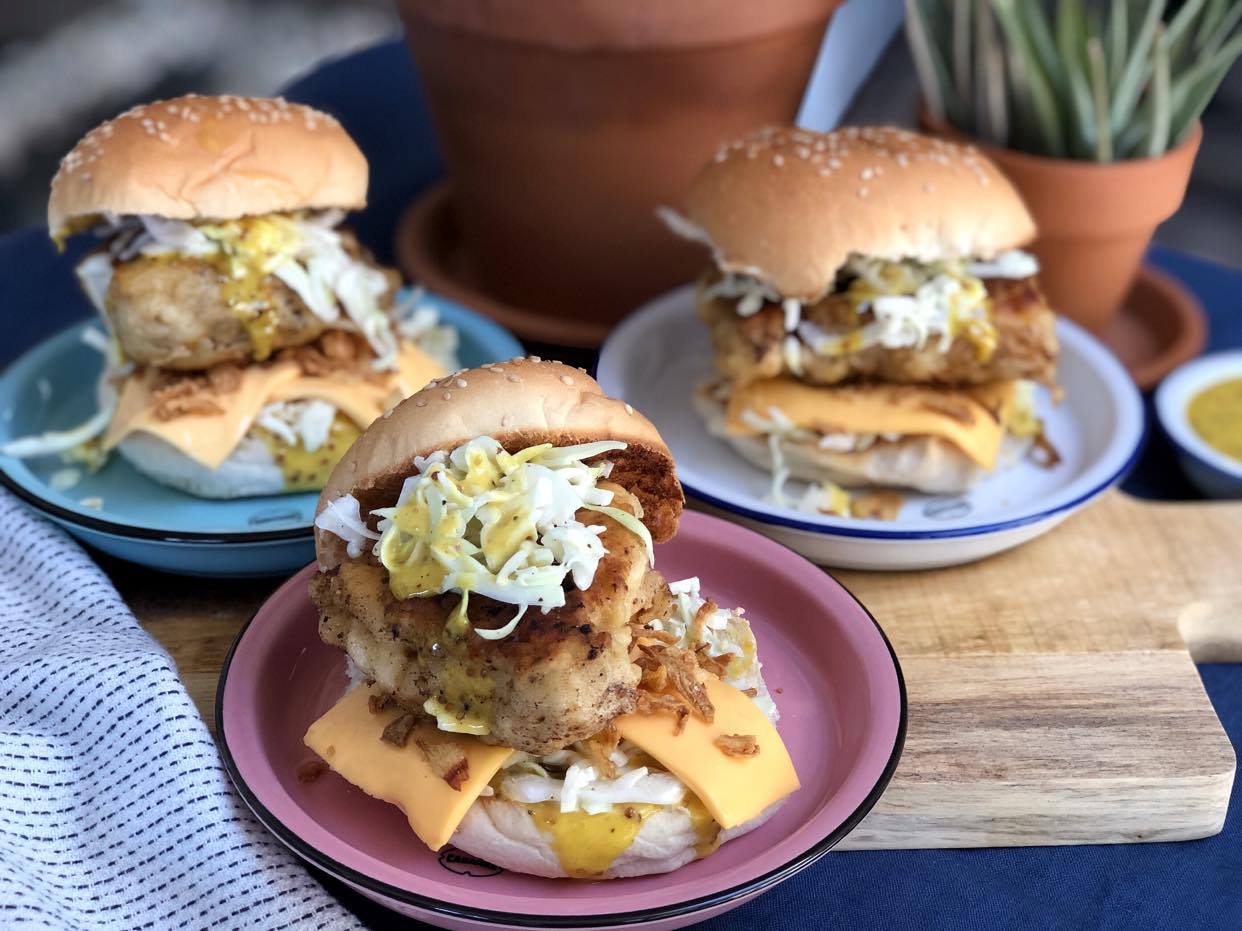 krokante kipburger met honing mosterdsaus