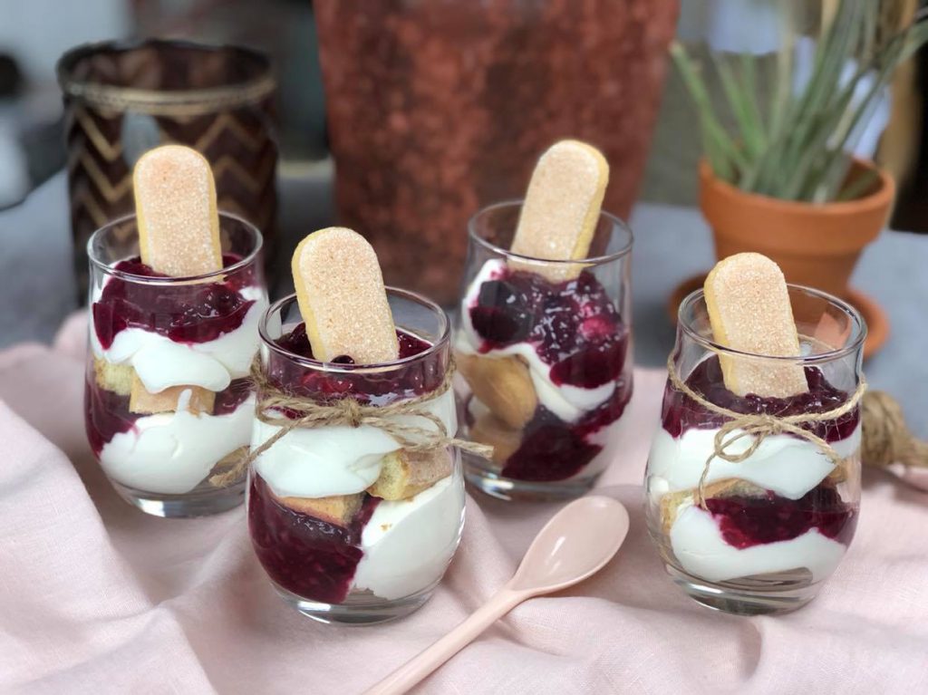 een heerlijke zomers toetje: trifle met lange vingers en zomerfruit compote