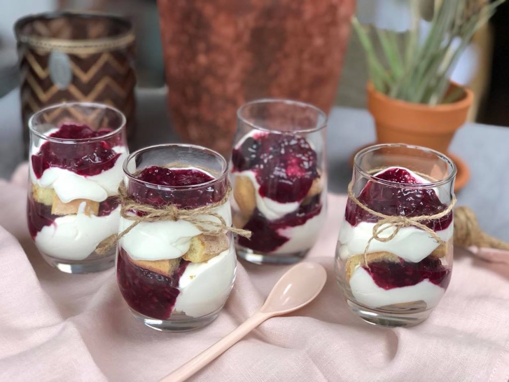 Trifle met lange vingers en zomerfruit
