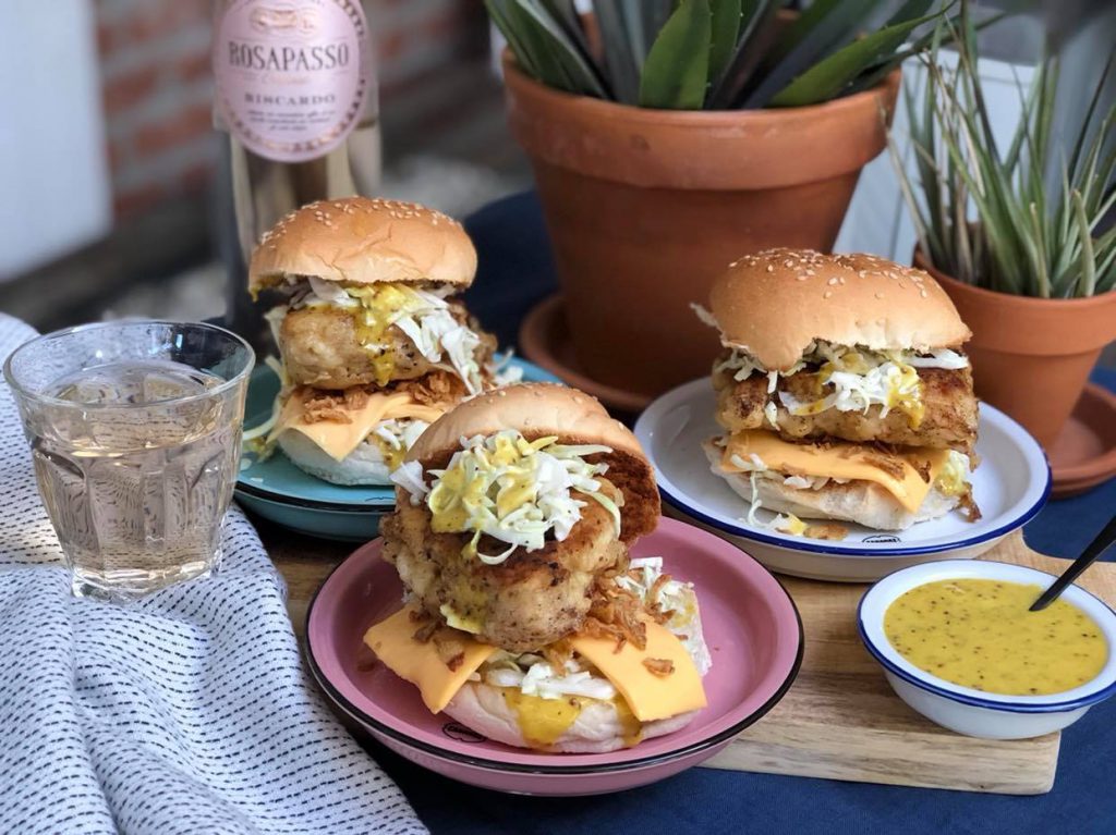 krokante kipburger met honing mosterdaus