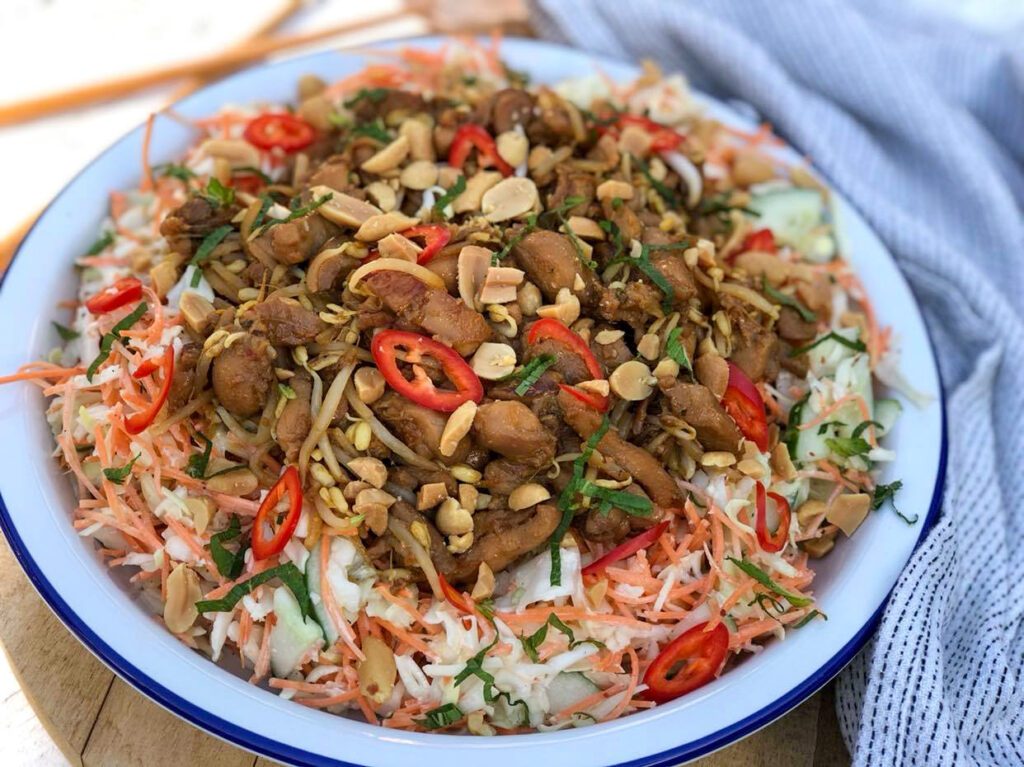 Aziatische salade met kip en pinda's