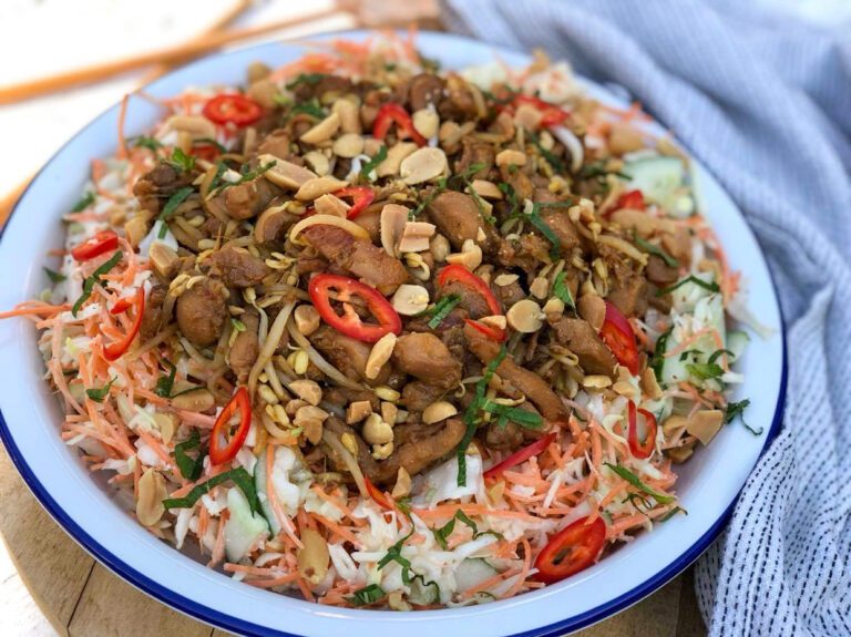 Aziatische salade met kip en pinda's