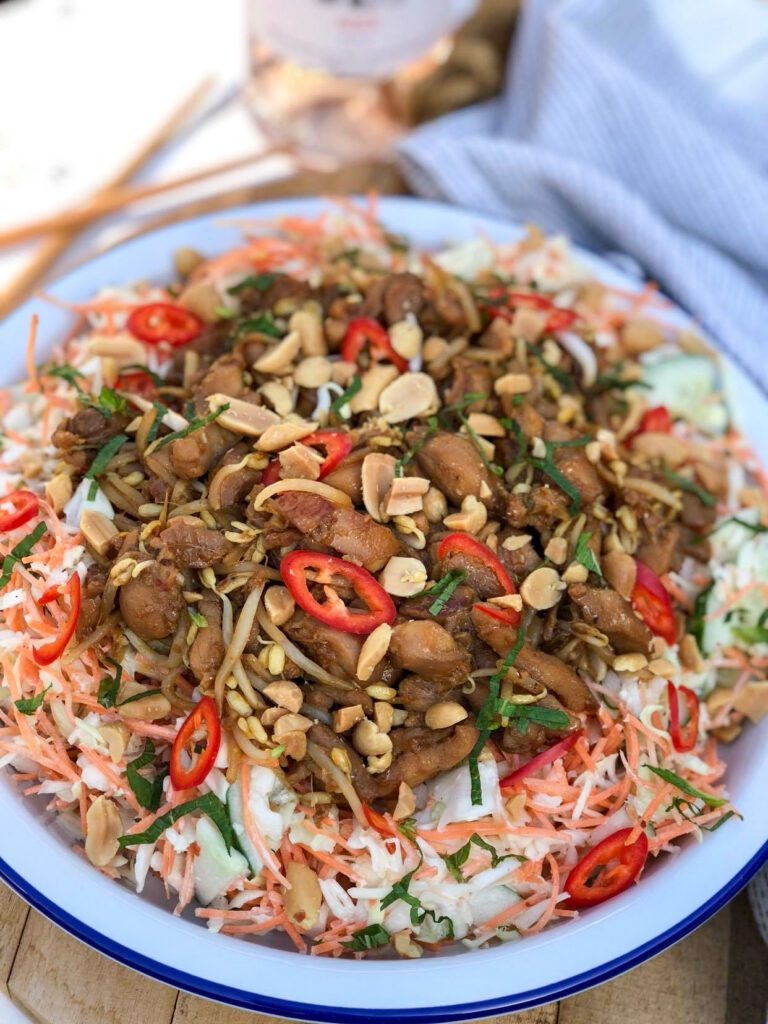 Aziatische salade met kip ketjap en pinda's