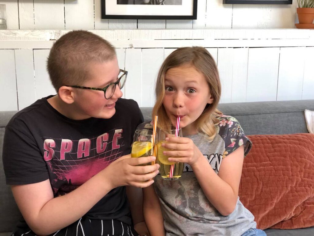 ijsthee limonade met citroen, limoen en gember