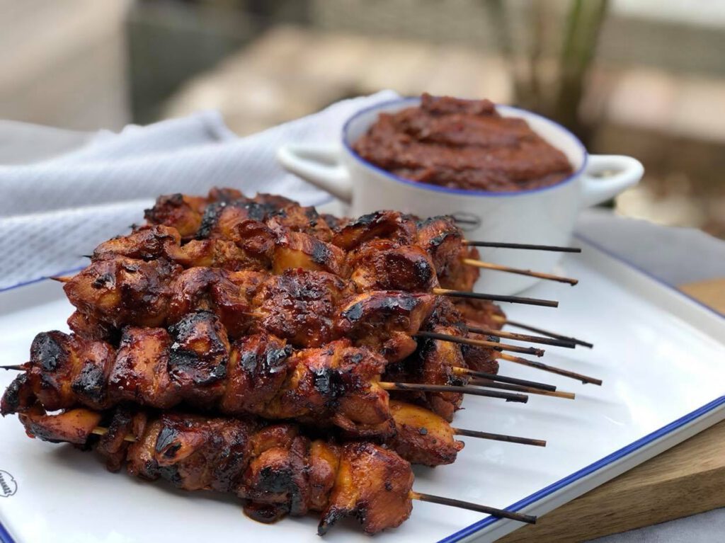 kipsate recept met ketjap marinade - geserveerd met zelfgemaakte pindasaus