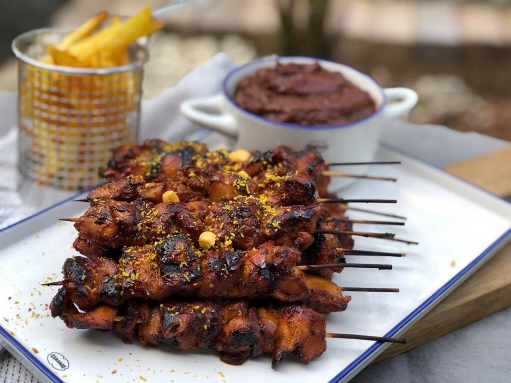 kipsaté in ketjap en sambal marinade lekker met zelfgemaakte satésaus en frietjes