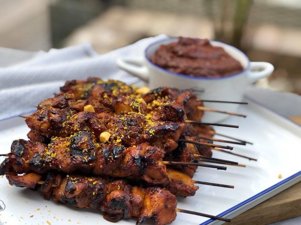 kipsaté recept met ketjap marinade - geserveerd met pindasaus en seroendeng op wit bord