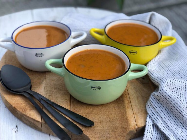 een gezonde soep met courgette en tomaat