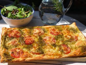 plaattaart met pesto, mozzarella en tomaat