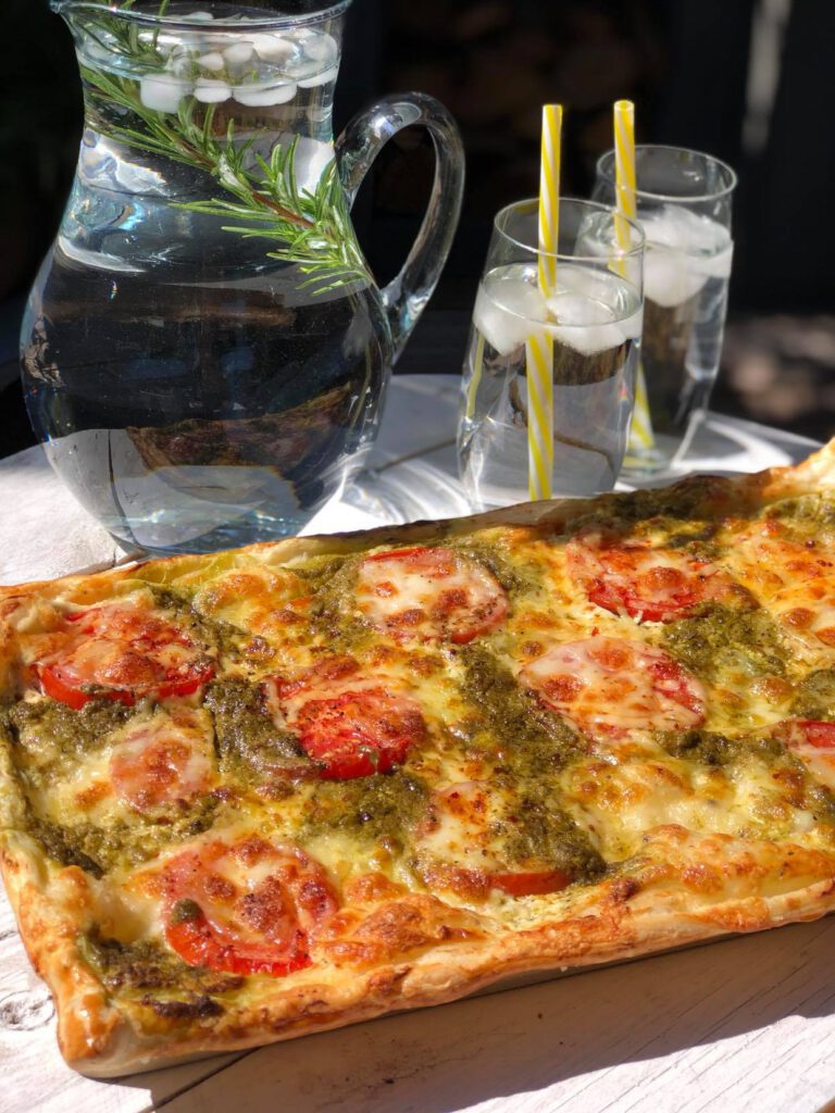 plaattaart met pesto, tomaat en mozzarella