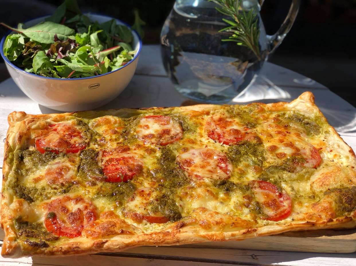 plaattaart met pesto, mozzarella en tomaat