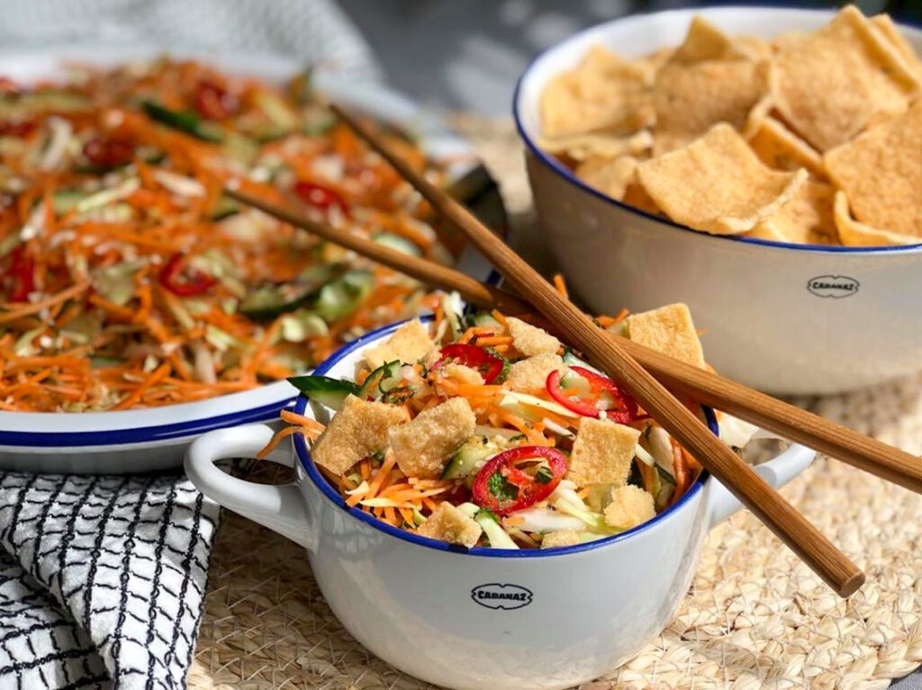 vegetarische Aziatische salade met kroepoek