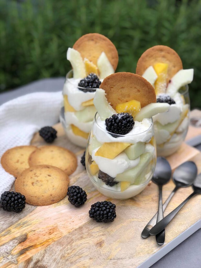 zomers toetje met meloen, mango en bramen