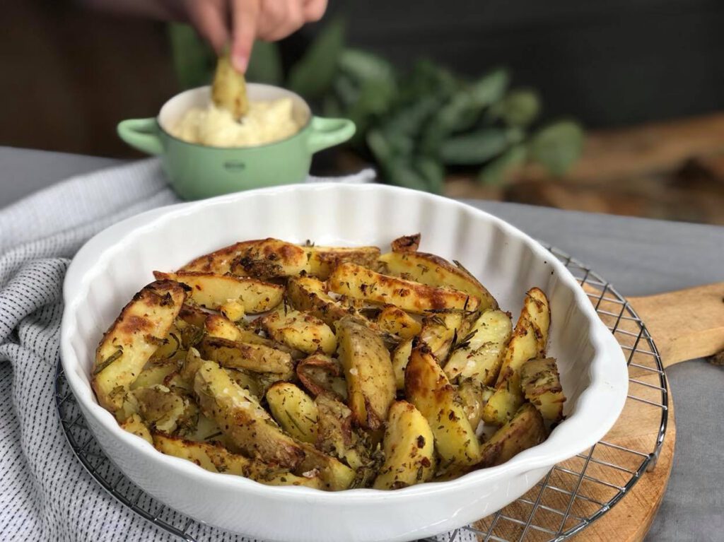 krokante aardappeltjes met citroen uit de oven met knoflook en verse kruiden