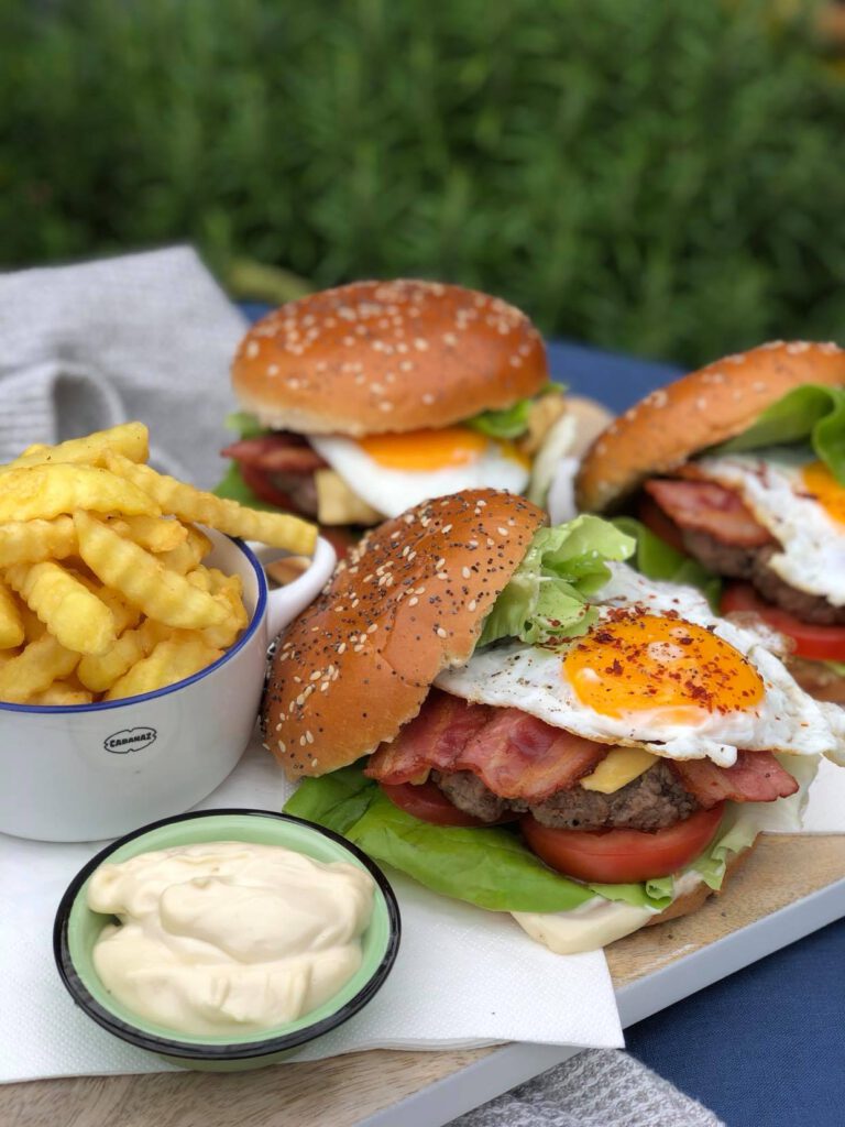 BLT burger met gebakken ei en frietjes