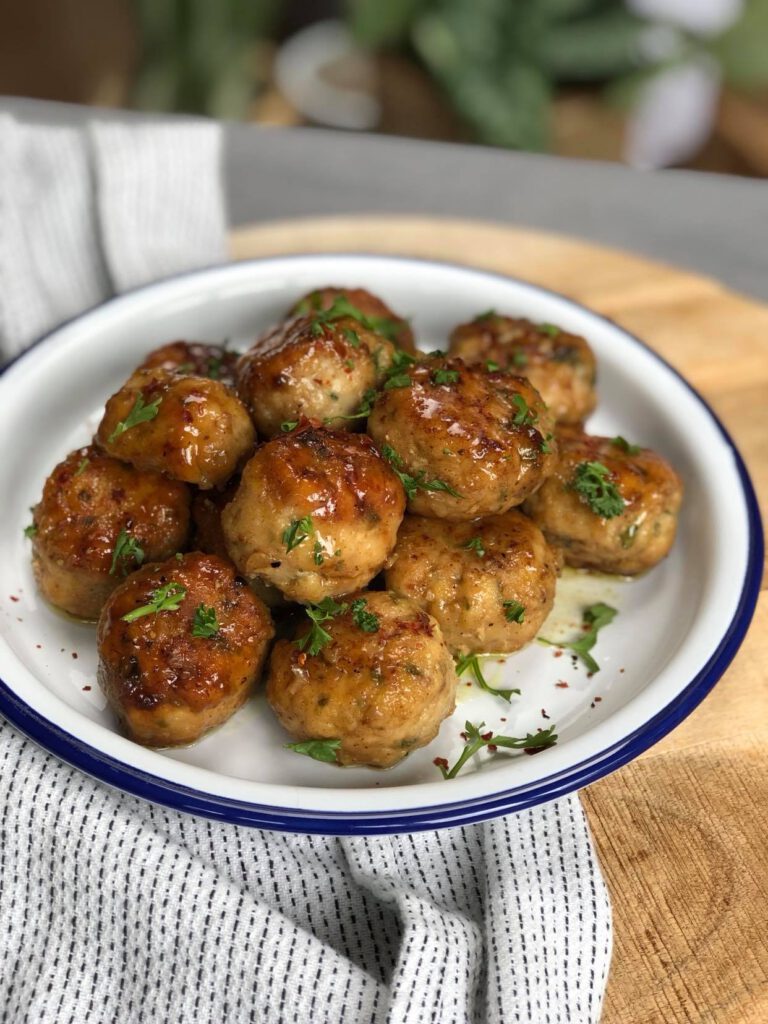 kipgehaktballetjes in honing knoflook saus