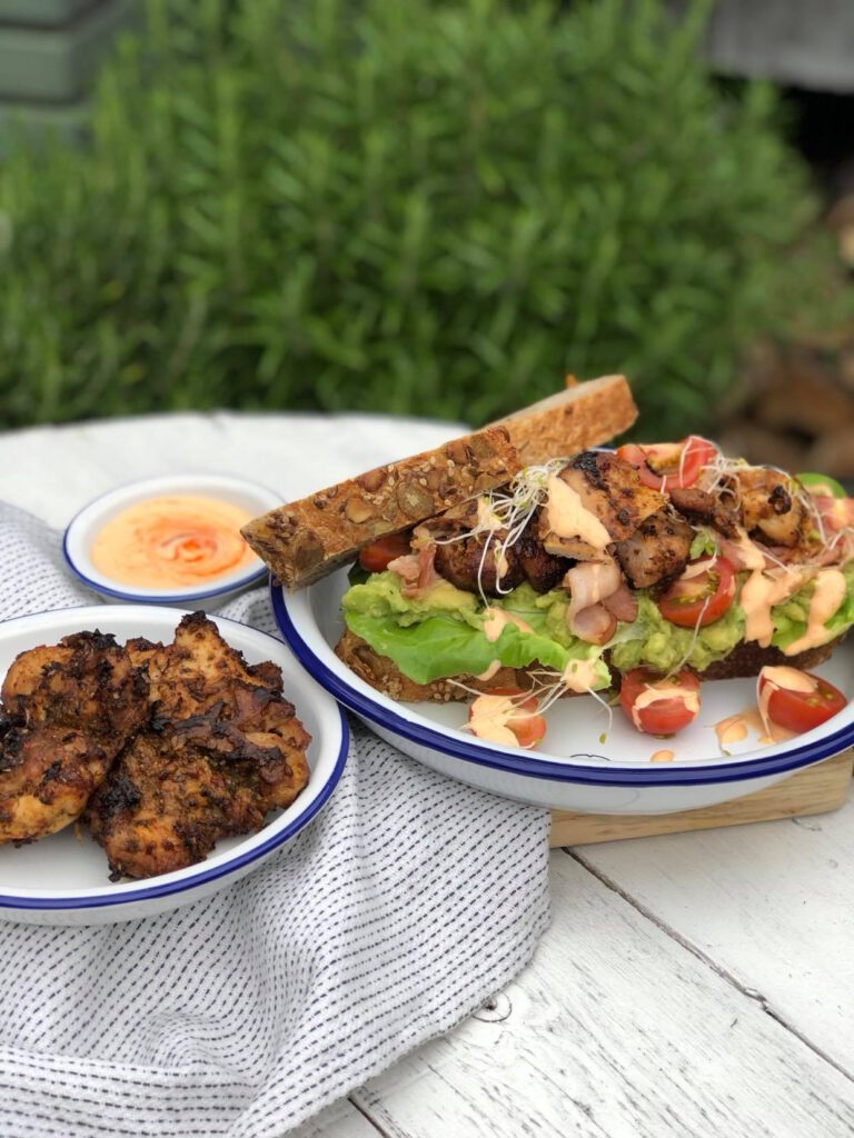 sandwich met gegrilde kip, siracha mayonaise en krokant gebakken spek