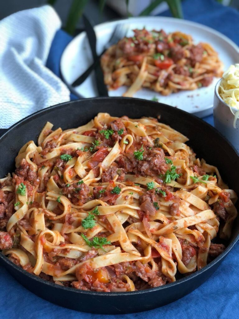 tagliatelle met verse worst in tomatensaus 
