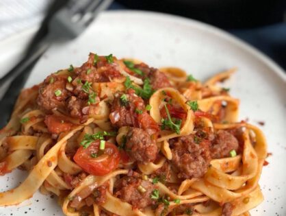tagliatelle met verse worst in tomatensaus