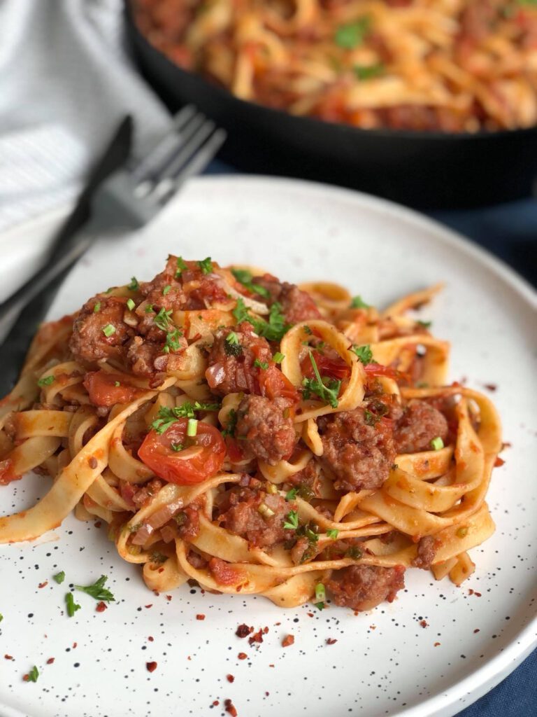 tagliatelle met verse worst in tomatensaus