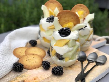 zomers toetje met meloen, mango en bramen