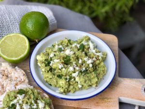 avocado dip met feta en limoen