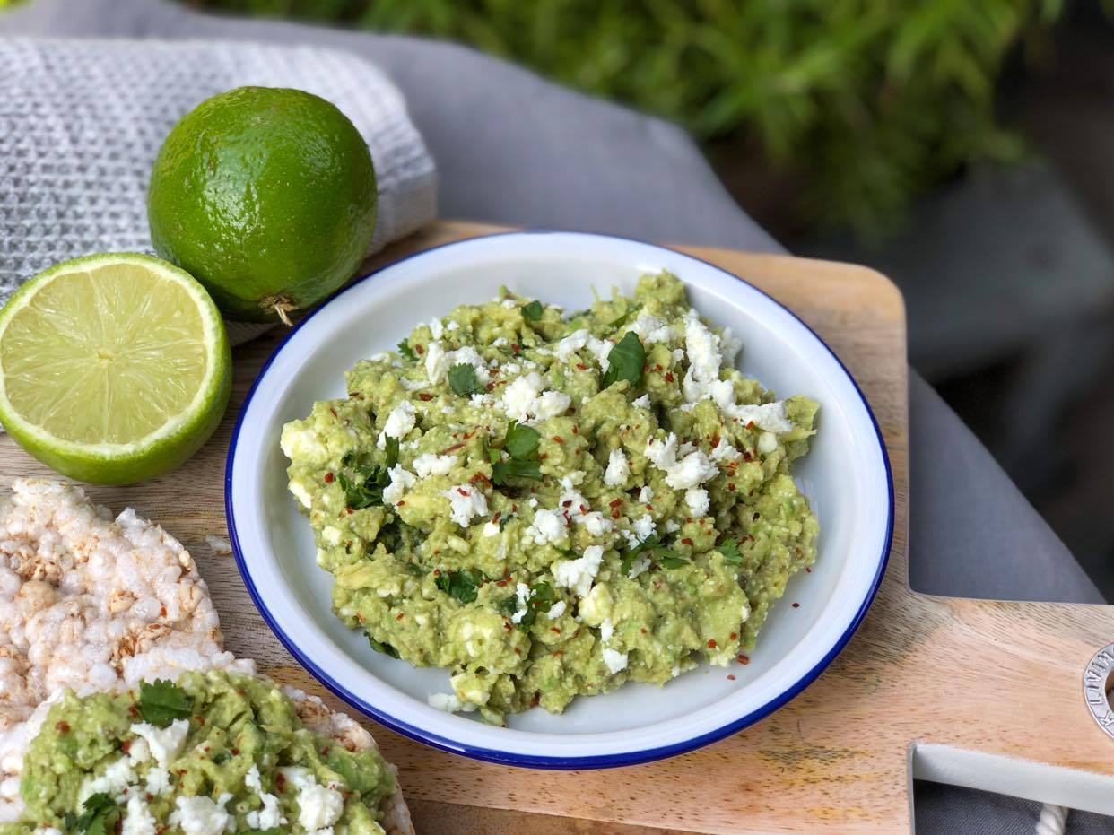 avocado dip met feta en limoen