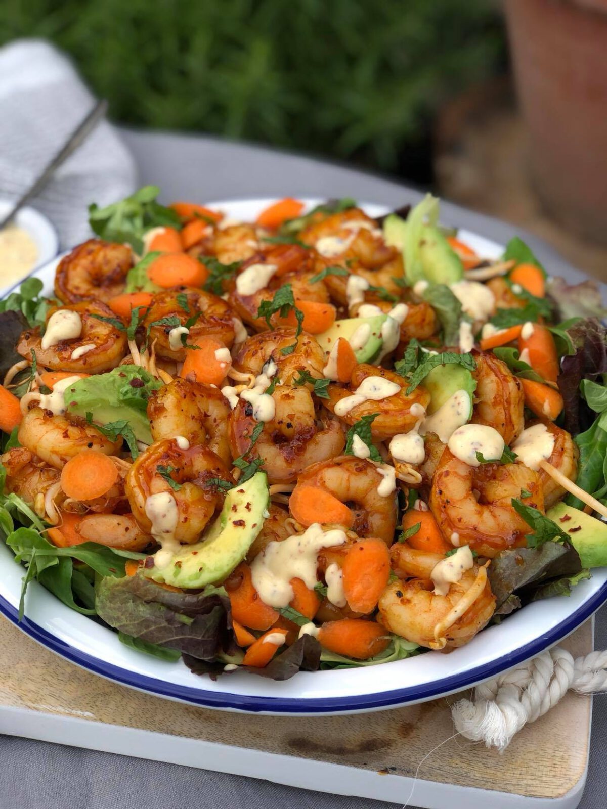 salade met honing knoflook gamba's geserveerd in witte schaal met citroendressing