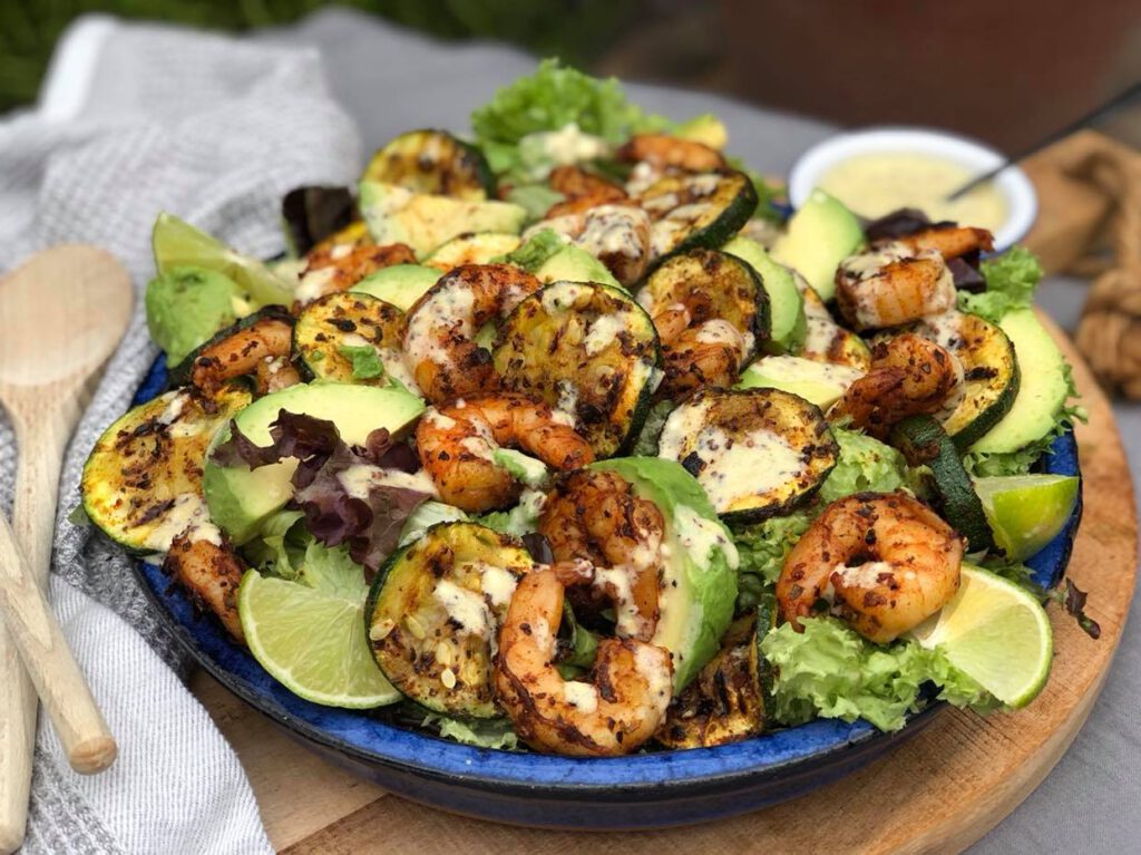 12 x zomerse salade recepten : salade met gegrilde gamba's en courgette