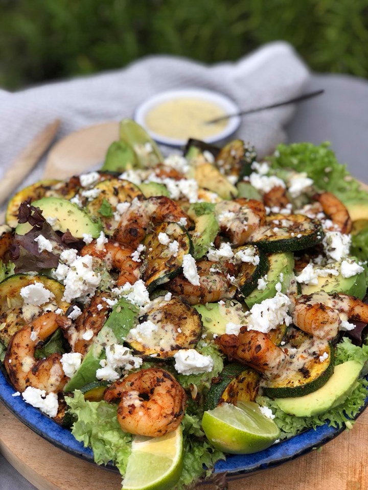 salade met gegrilde gamba's, gegrilde courgette en feta
