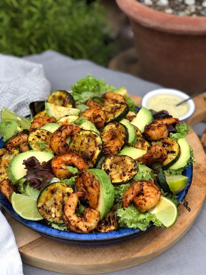 salade met gegrilde gamba's en courgette