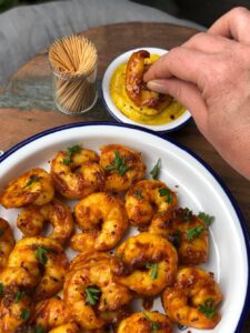 borrelsnack, kruidige gamba's met zelfgemaakte kerriemayonaise